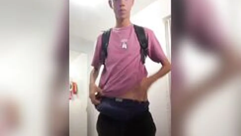 Garoto magro exibindo