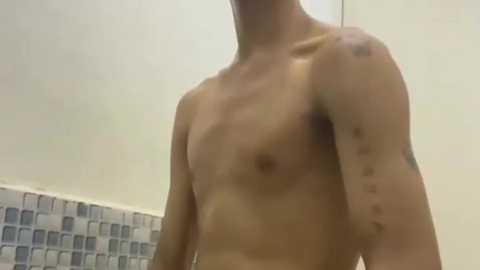 Garoto magro tomando banho masturbando