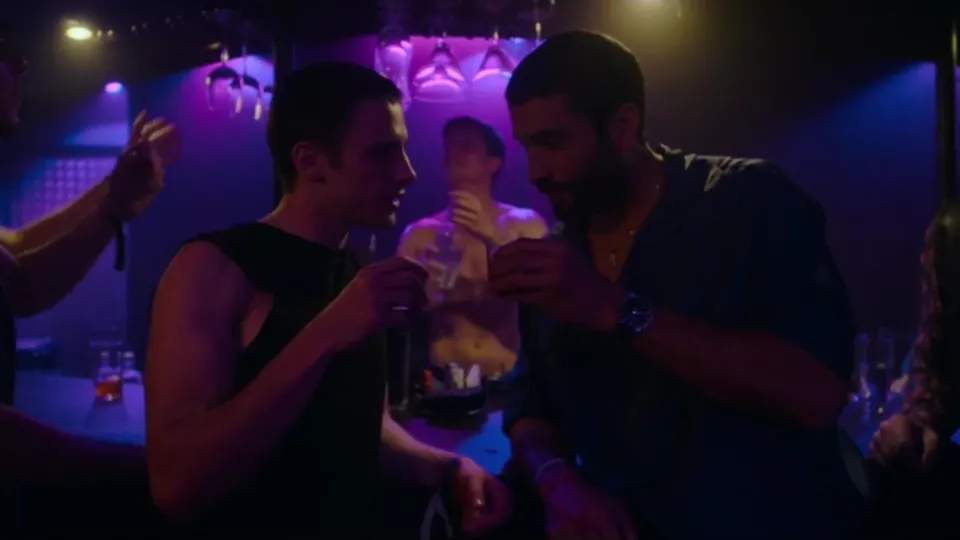 GAY AND STRAIGHT SEX AT THE BAR - ThisVid.com