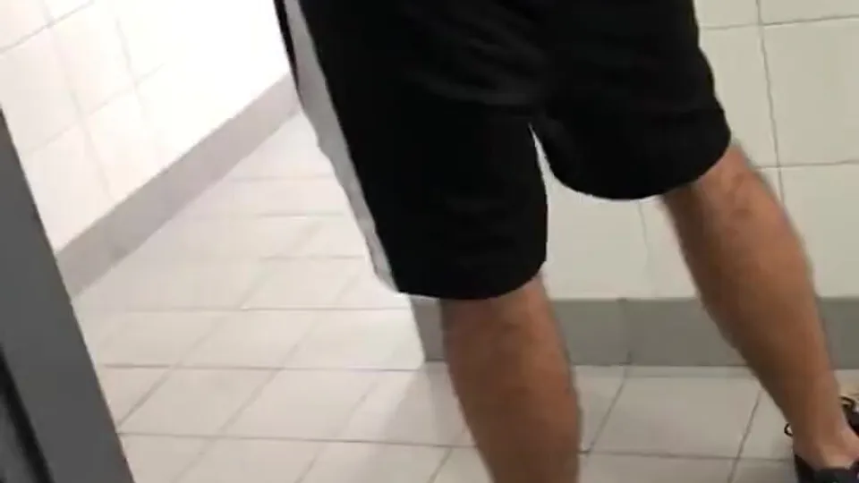 Gay cruising in a brazilian public toilet 3 - ThisVid.com 中文
