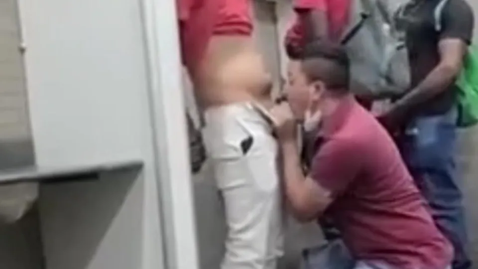 GAY CRUISING IN A BRAZILIAN PUBLIC TOILET 8 - ThisVid.com