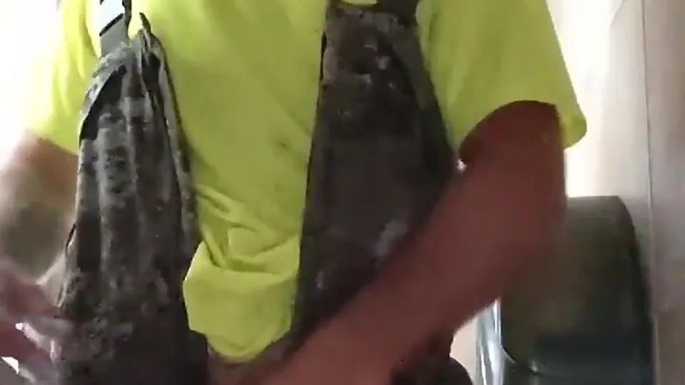 GAY DADDY PISSING IN THE TOILET 32 - ThisVid.com
