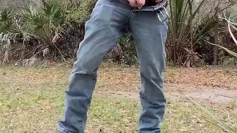 Gay daddy taking a piss outside 25 - ThisVid.com en anglais