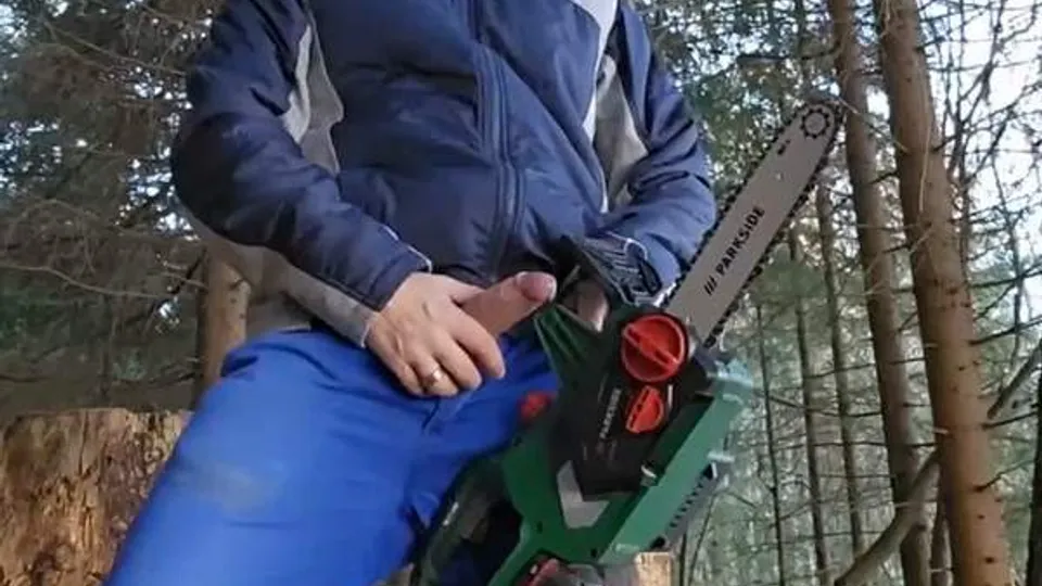 Le bûcheron gay se masturbe dans les bois