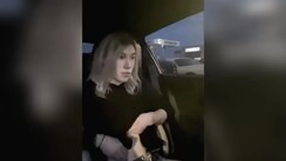 Sarışın Emo Çocuk Aracında İçer