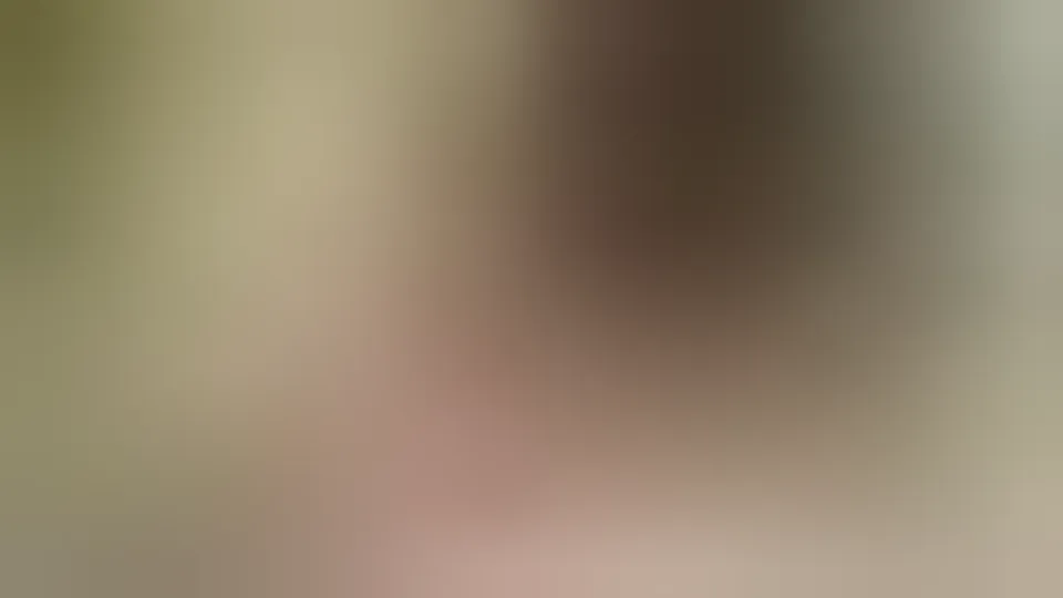 Geile MILF Deliah Dukes ist auf den Knien und lutscht Schwanz