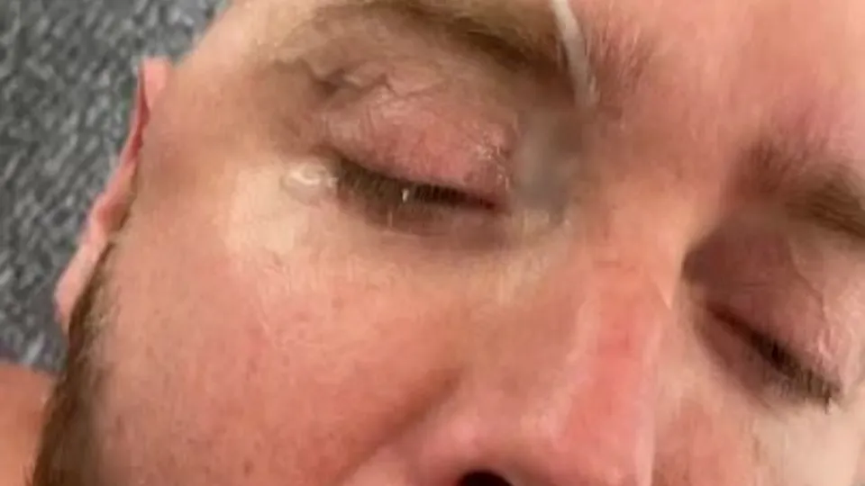 Getting a huge load on his face - ThisVid.com