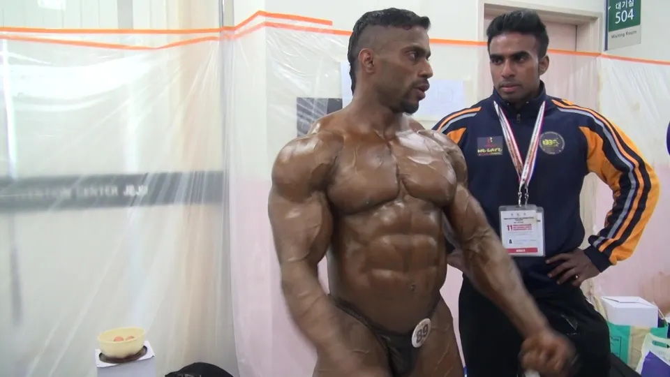 GETTING HIS BACKSTAGE PUMP ON - ThisVid.com