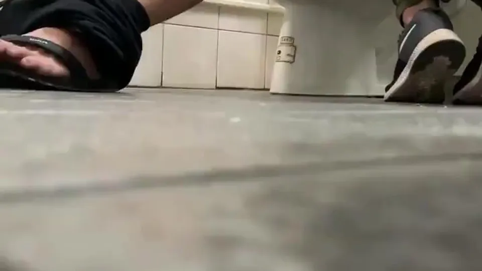 Getting Sucked Off in Toilet - ThisVid.com