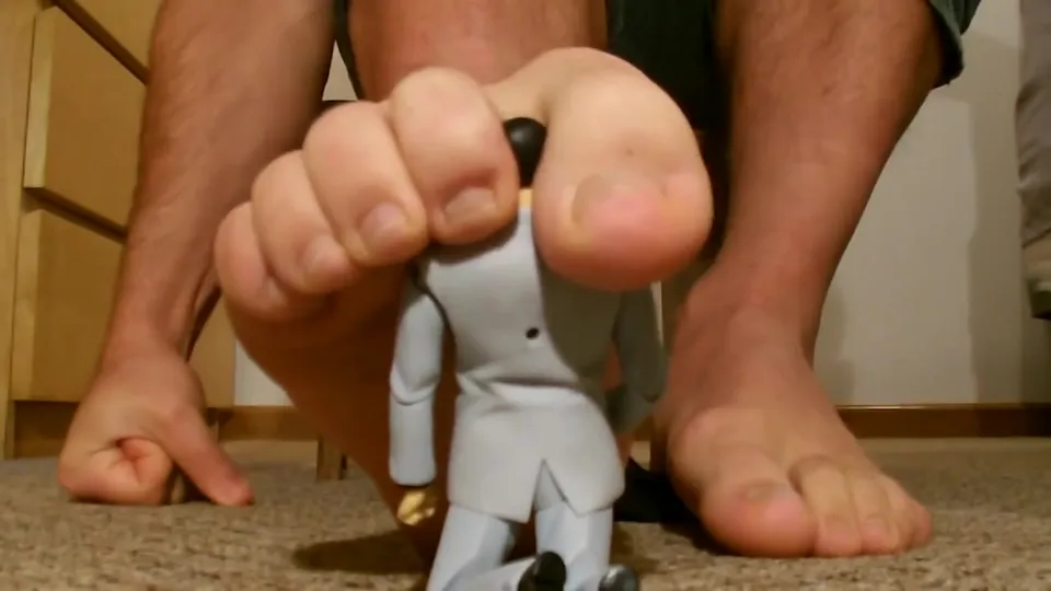 Giant master dominates tiny slave with smelly feet. - ThisVid.com