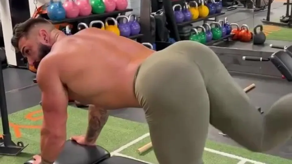 Giant muscle ass - ThisVid.com