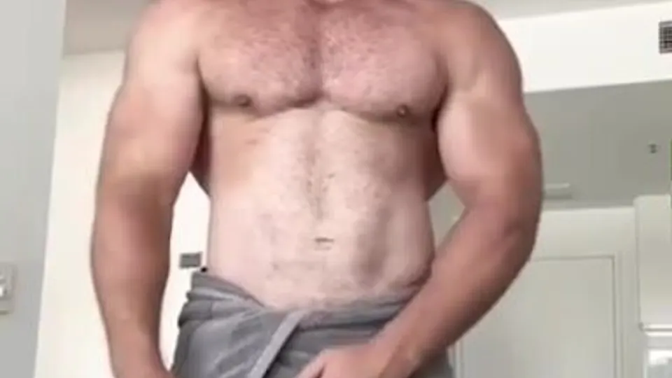 Giant muscular daddy masturbates after a shower - ThisVid.com
