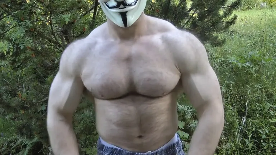 Giant young bodybuilder flexes his hairy muscles - ThisVid.com