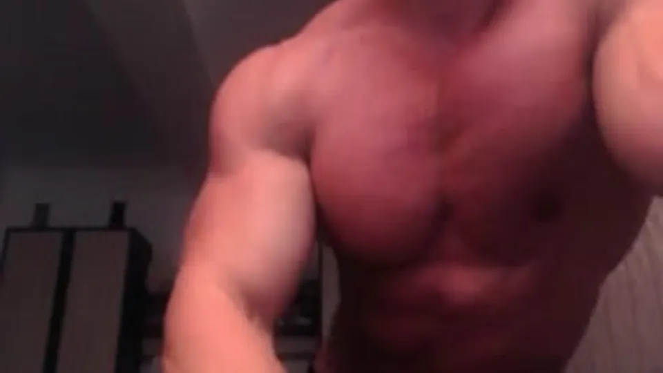 Gigant bodybuilder possing