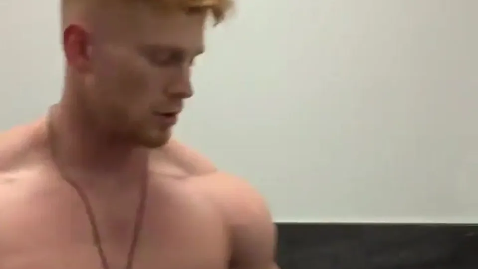 Ginger Bodybuilder posing - ThisVid.com