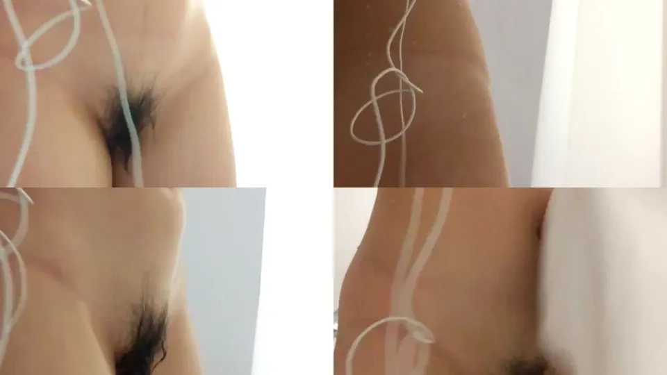 Girl video chats with her boyfriend after bathing 