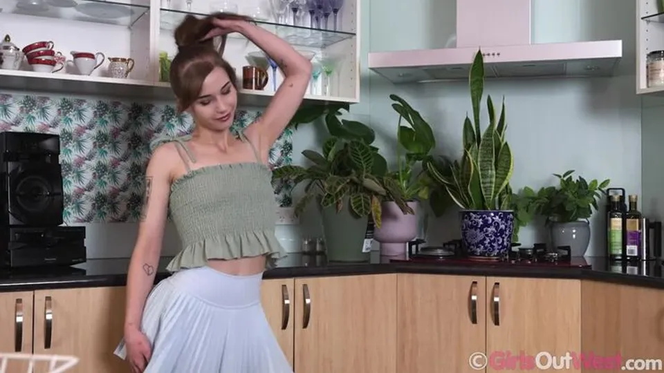 Girls Out West - Lia Jaye - Lia Jaye - Kitchen Dance 