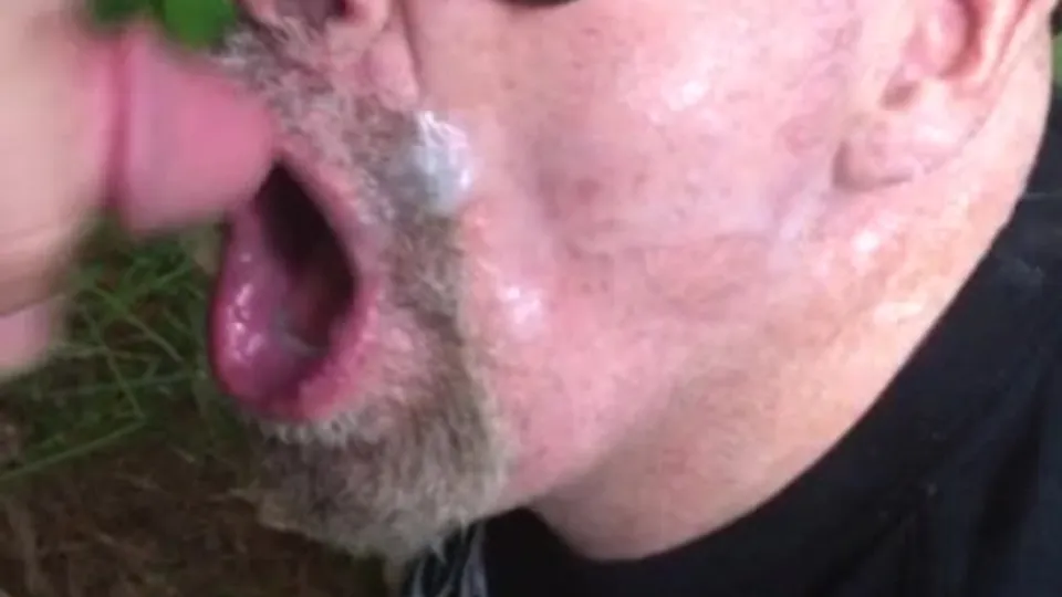 Good pig facial on the trail - ThisVid.com
