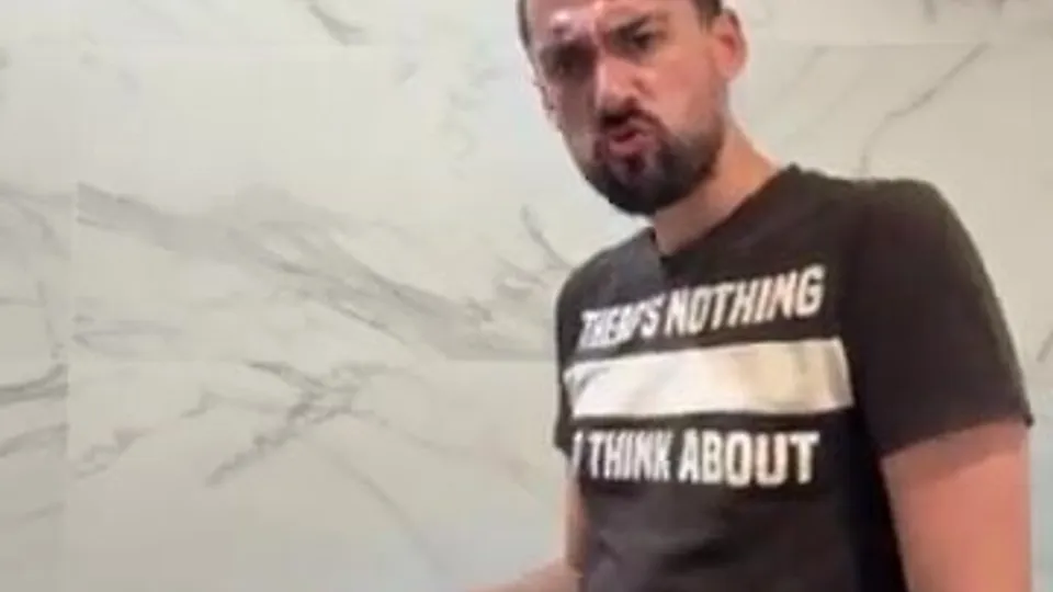 Gostosão atlético chupando o pau enorme do papai em ban - ThisVid.com