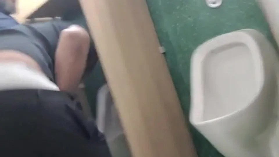Gostosos CONTINUAM na pegação no banheiro. Delicioso. - ThisVid.com