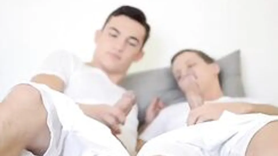 Masturbation de Twink dans la Chambre
