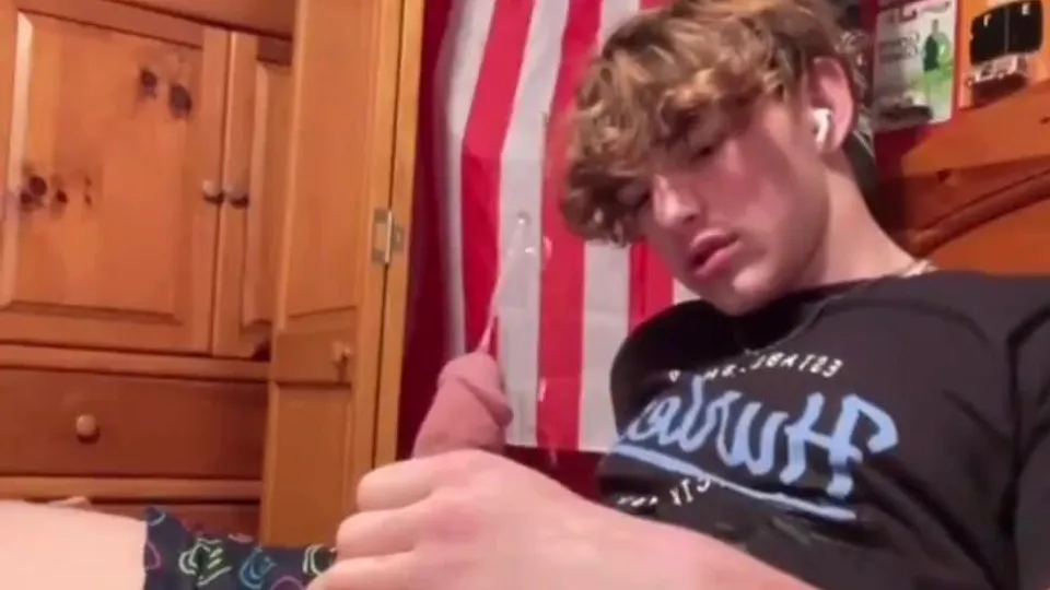 Great boy in pissing action - ThisVid.com