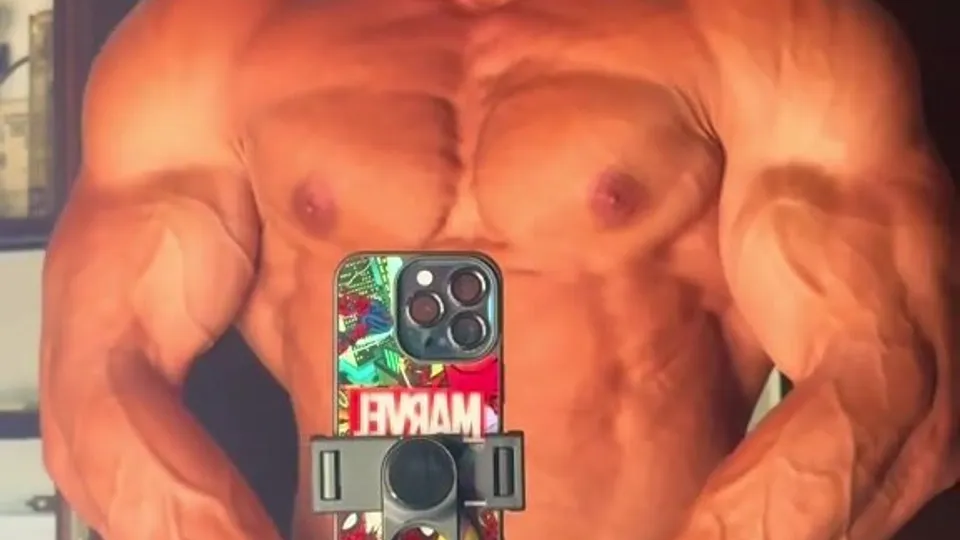 Greek bodybuilder possing - ThisVid.com Türkçe