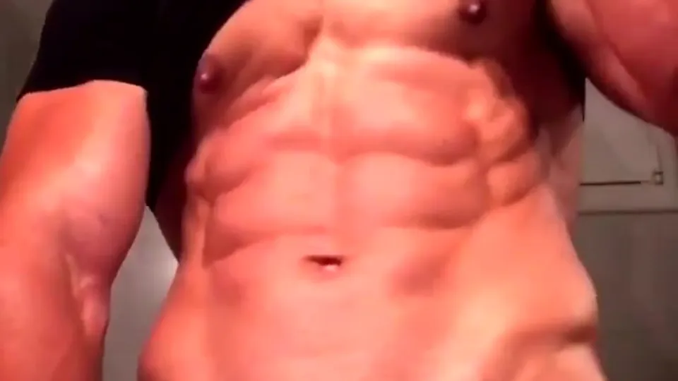 Fitness-Trainer Greg wichst seinen riesigen Schwanz