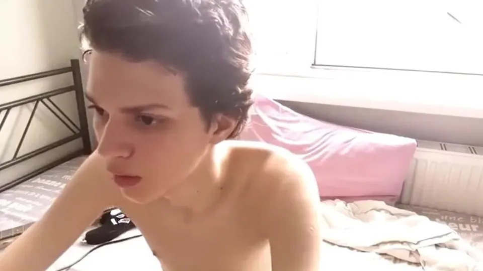 Guitar player gets horny watching porn