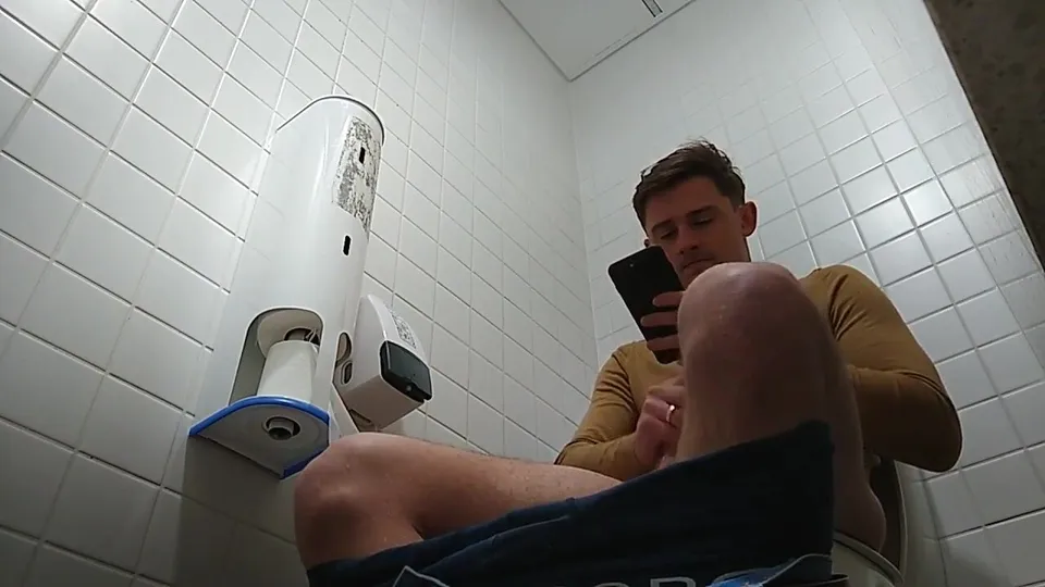 Guy Caught Masturbating 1 - ThisVid.com