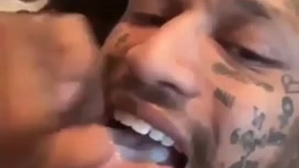 Le mec se branle dans sa bouche