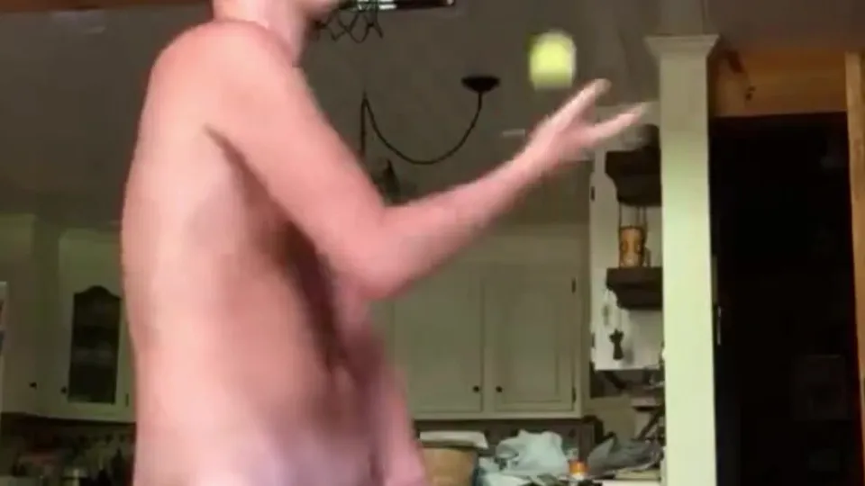 Guy cums while juggling - ThisVid.com