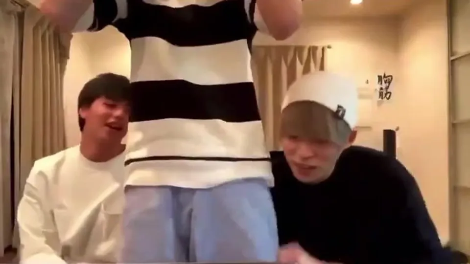 Guy get's pantsed while live - ThisVid.com