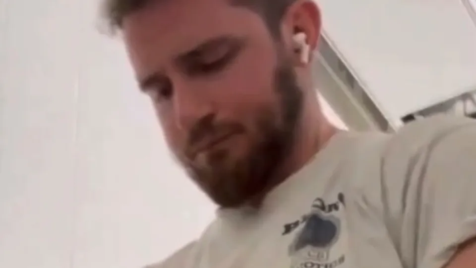 Guy handsome piss - ThisVid.com