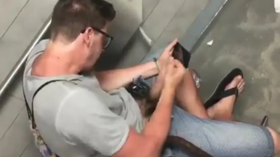 Mannetje met Bril masturbeert in openbaar toilet
