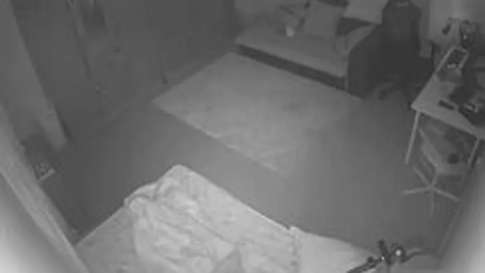 Ragazzo carino si masturba di nascosto