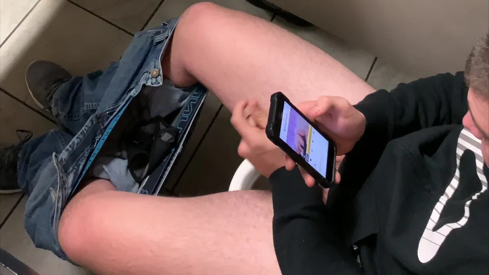Guy Jerking Off at McDonalds - ThisVid.com