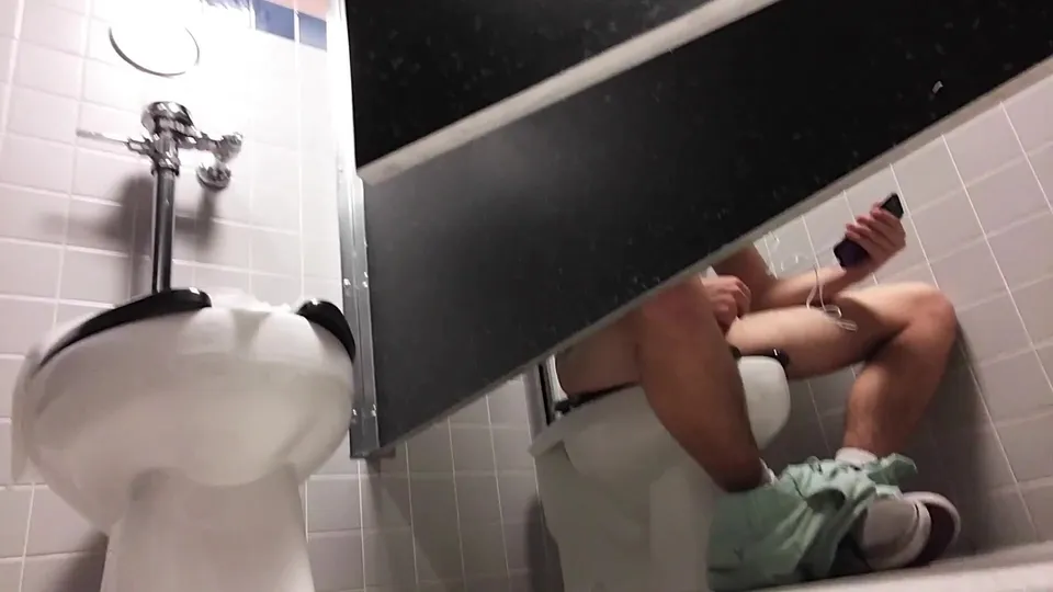 Guy jerking off in college library bathroom stall - ThisVid.com