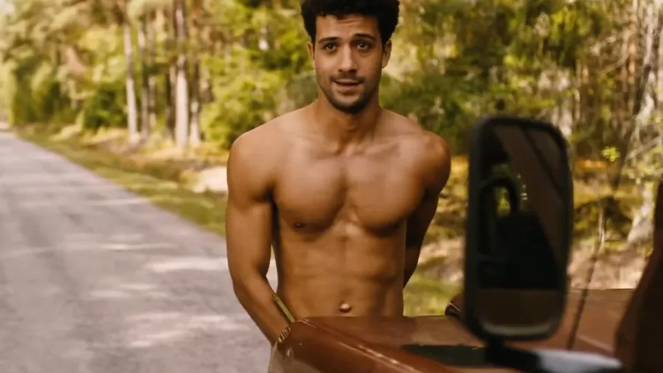 Guy naked in the middle of highway - ThisVid.com