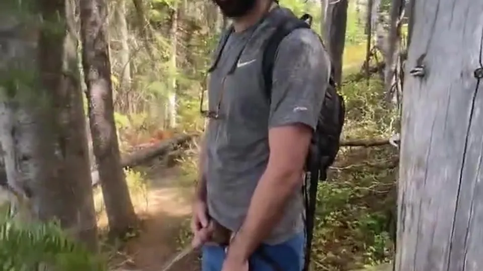 Guy piss outdoors - ThisVid.com