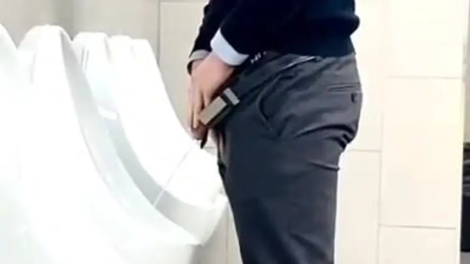 Guy piss voyeur urinal caught - ThisVid.com