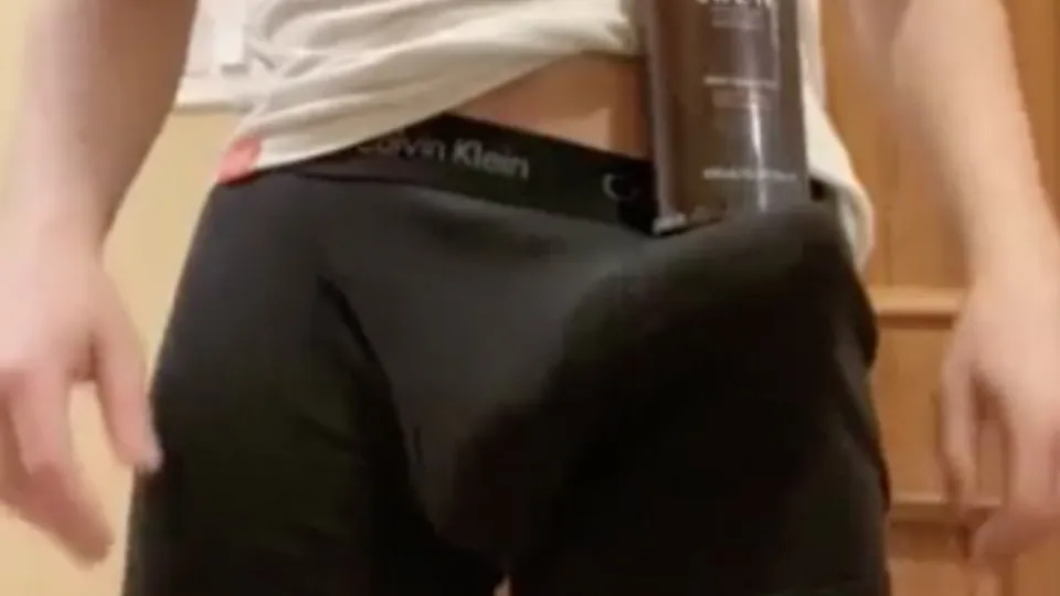 Guy shows massive dick - ThisVid.com 中文
