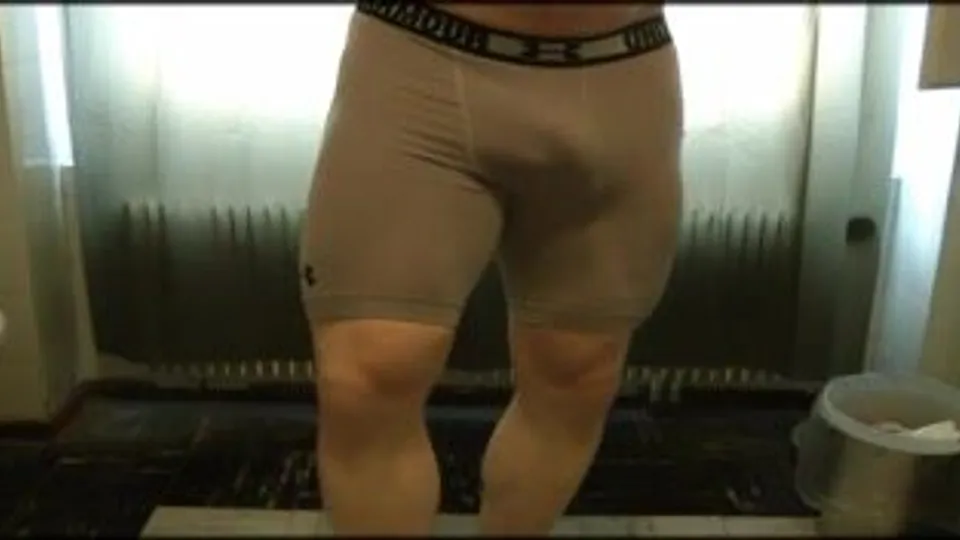 Guy Shows off his Big Muscled Legs 2 - ThisVid.com