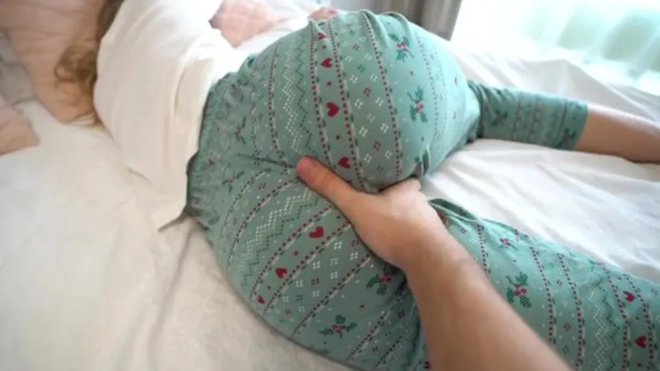 Guy Explores Sister's Big Ass at Home
