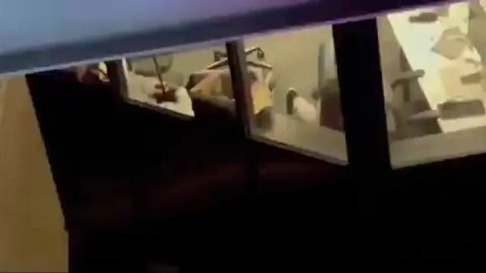 GUYS CAUGHT EMPLOYEE EARNING THAT EXTRA MONEY - ThisVid.com