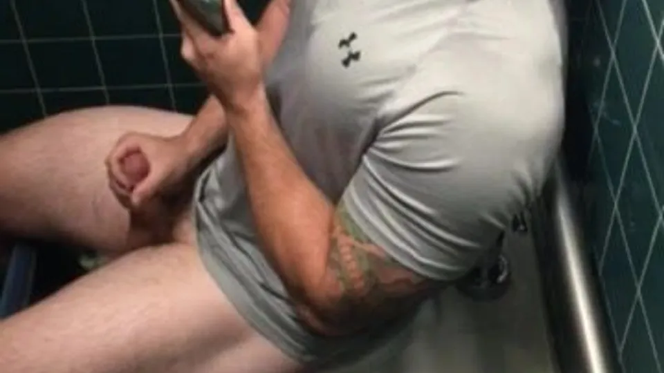 Gym bro jerks with headphones in - ThisVid.com