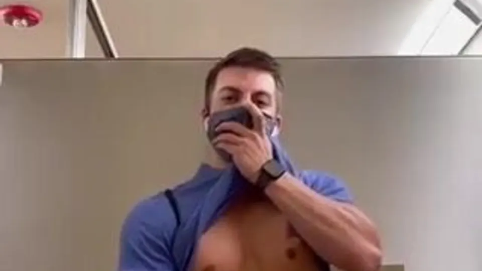 Gym bro strokes in the washroom - ThisVid.com
