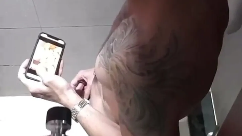 Gym shower jerk - video 3 - ThisVid.com