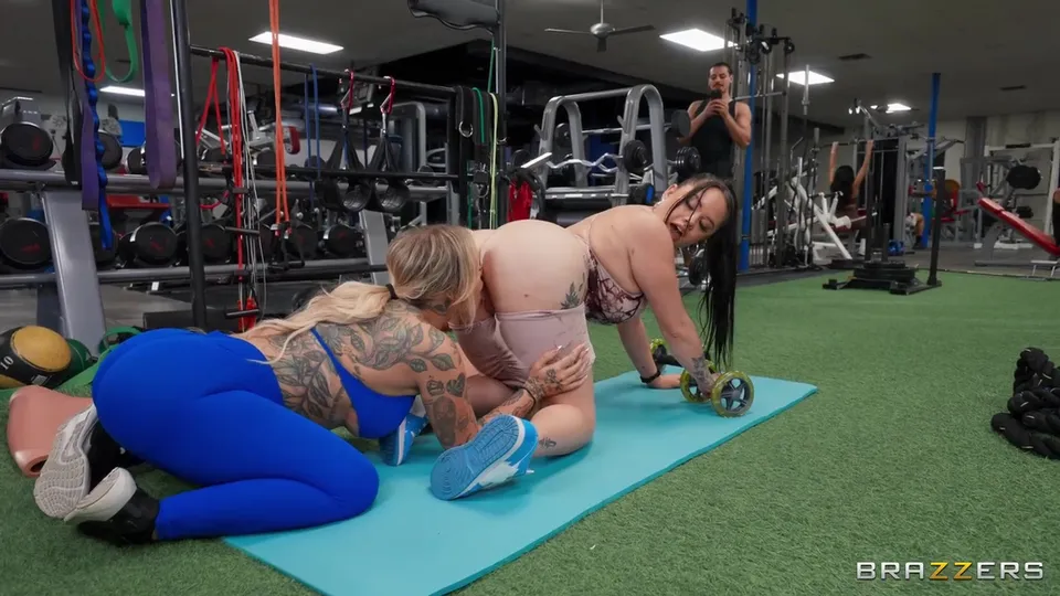 Gym Sluts Put On A Public Show