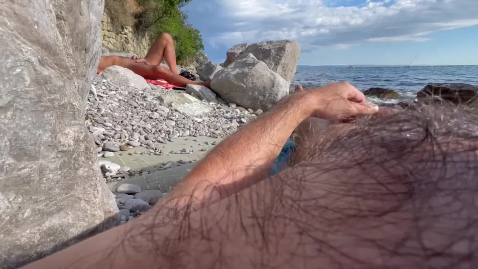 Hairy beach wank POV - ThisVid.com
